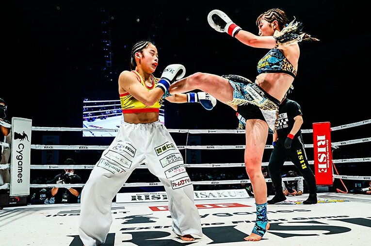 RISEで田渕涼香（左）とぶつかったトップ格闘家の寺山日葵は体を動かすこと全般が苦手だという ／ photograph by Susumu Nagao