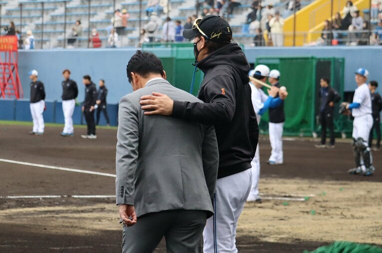 井端監督の肩に手を回す新庄監督　©Kou Hiroo