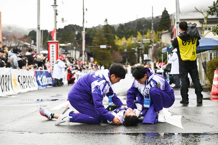 ゴール後、倒れ込んだ金子の介抱をする鈴木主将（左）と1区を走った篠原　©Nanae Suzuki