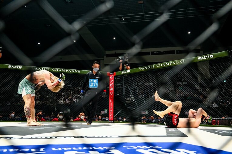 弥益ドミネーター聡志戦でお辞儀をしながら中指を立てる平本蓮　©RIZIN FF Susumu Nagao