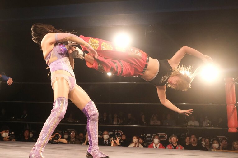 夏すみれにドロップキック