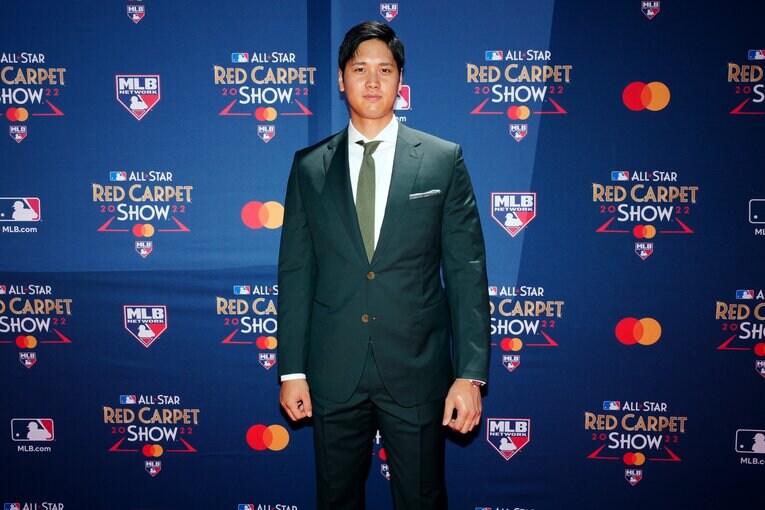 2022年のオールスター、モスグリーンのスーツでレッドカーペットに登場。前年の白T+黒ジャケットとは打って変わって、重厚感のある装いとなった　©Getty Images