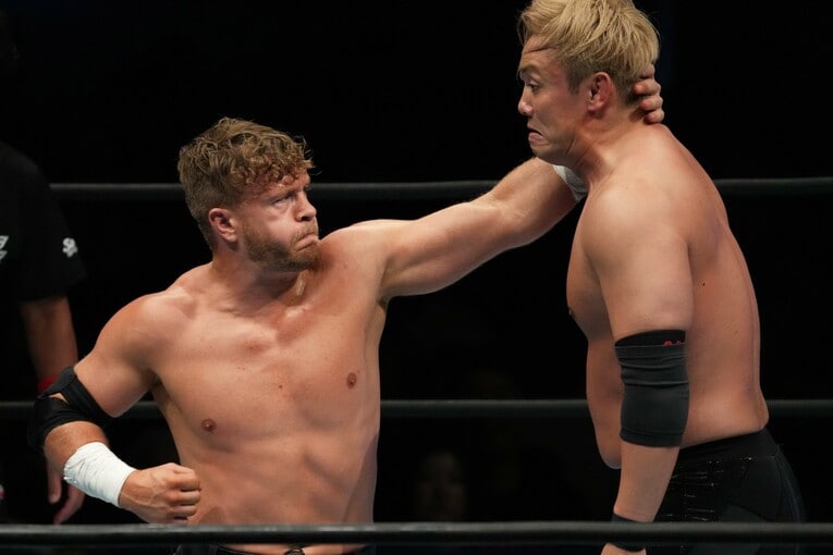 オカダに殴りかかるオスプレイ