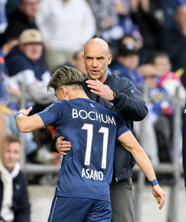 監督と浅野　©dpa/JIJI PRESS