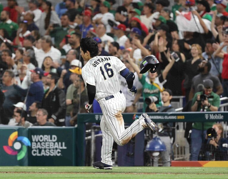 ヘルメットを投げ捨てて二塁まで激走　©JIJI PRESS