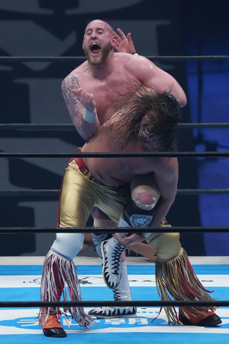 コブラツイストで辻陽太を攻めるゲイブ・キッド　©Essei Hara