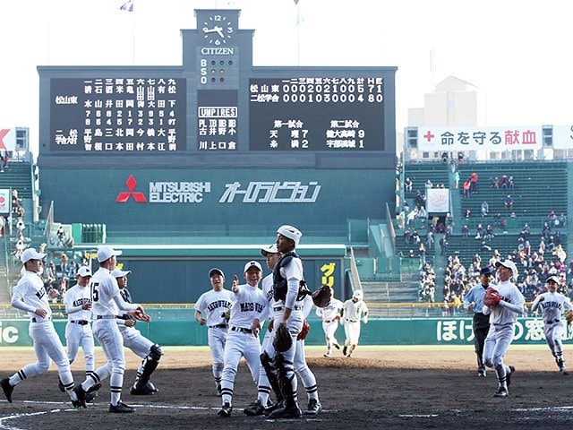 判官贔屓の観客が作る強者の重圧。松山東の1勝を生んだ“残酷な心情”。 - 高校野球 - Number Web - ナンバー