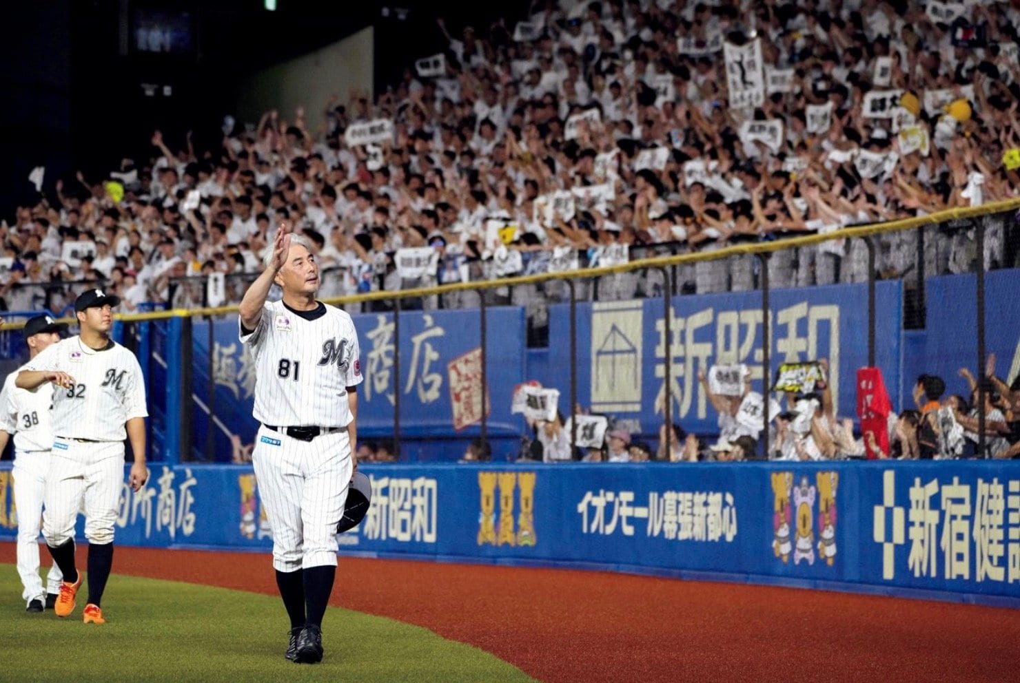 シーズン最終戦後のセレモニーでは声を詰まらせながら挨拶。感謝の思いを口にした ©KYODO