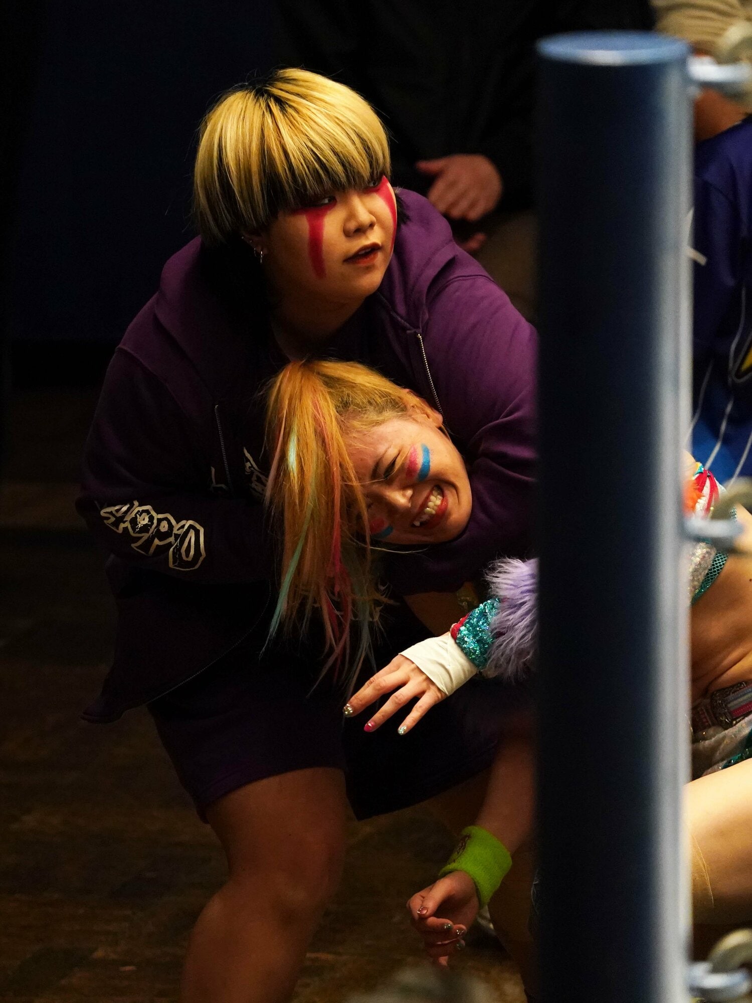 負傷欠場中ながら、セコンドから大江戸隊をアシストする刀羅ナツコ