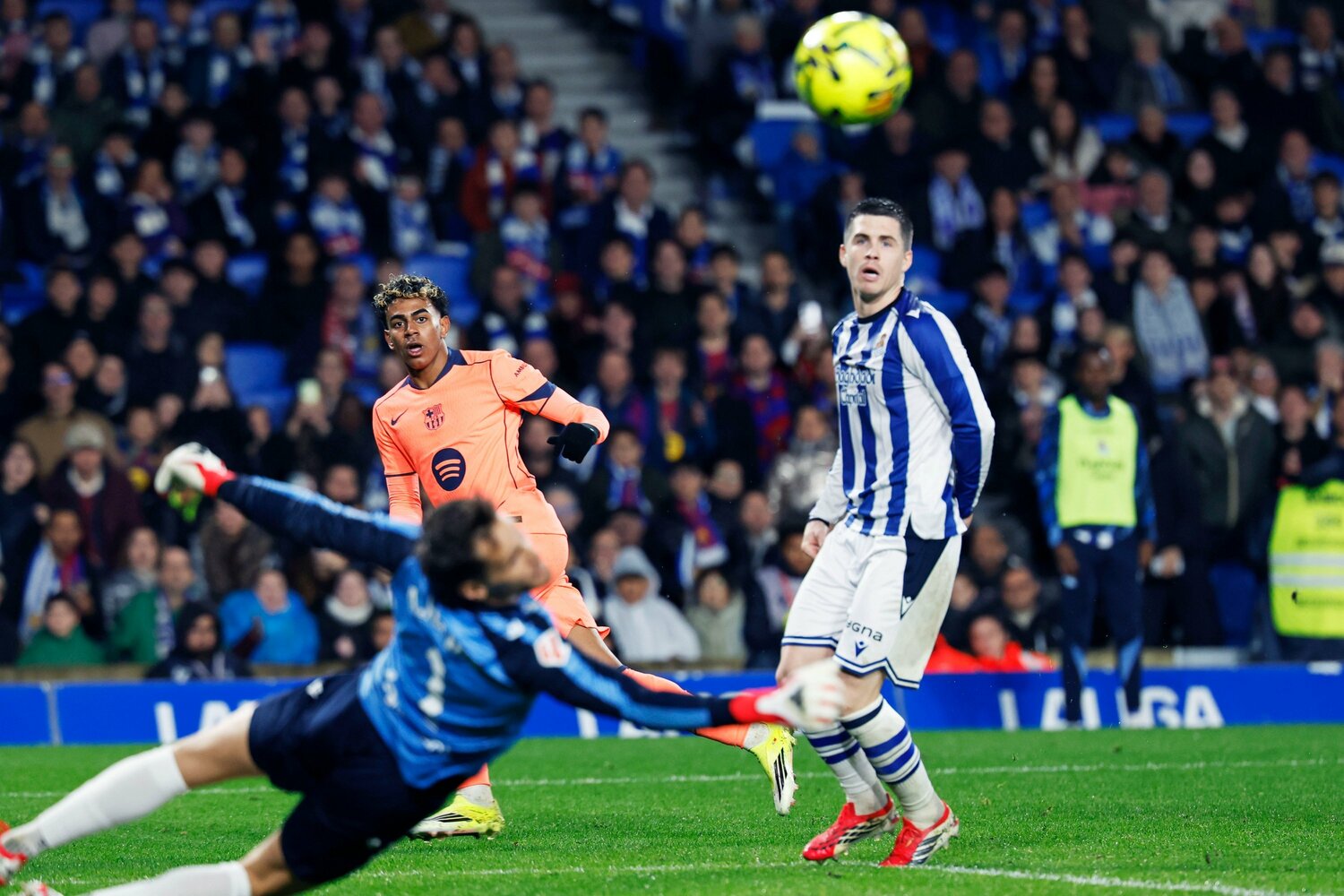 ヤマルのコースを狙ったシュートはレミーロが片手で弾き出した