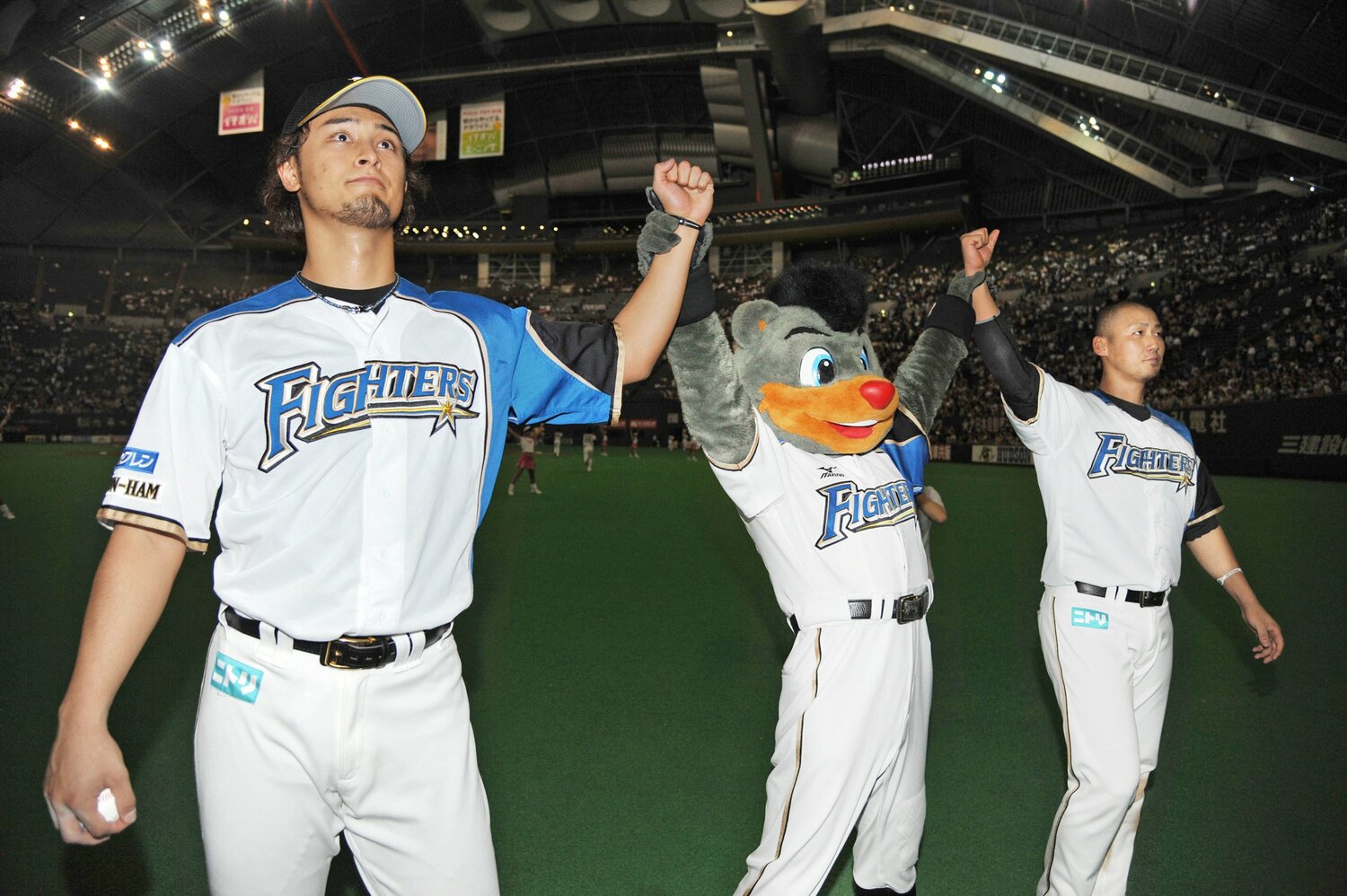 チームを代表するスター選手に成長したダルビッシュ（左）と中田（右）。写真は2011年　©︎JIJI PRESS