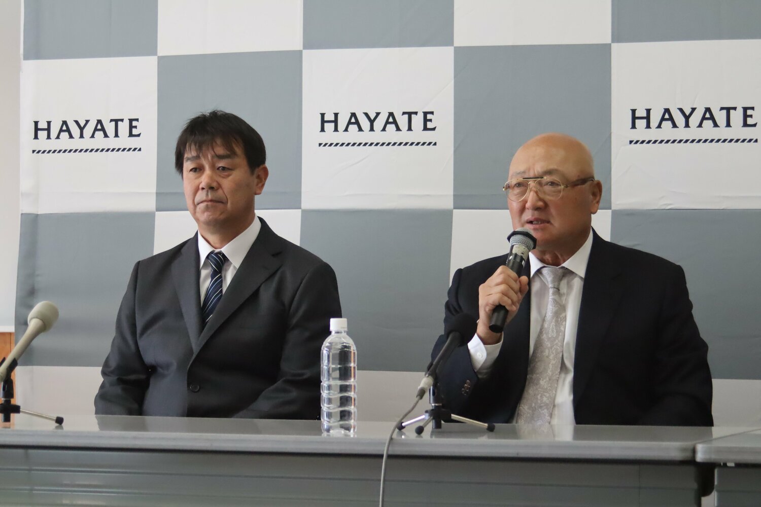 コーチ就任記者会見での赤堀監督と山下GM ©Kou Hiroo