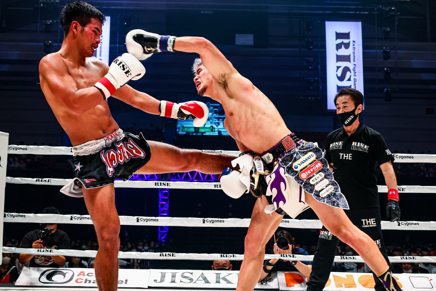 勝負の分かれ目になったペットパノムルンの左ミドルキック　©Susumu Nagao