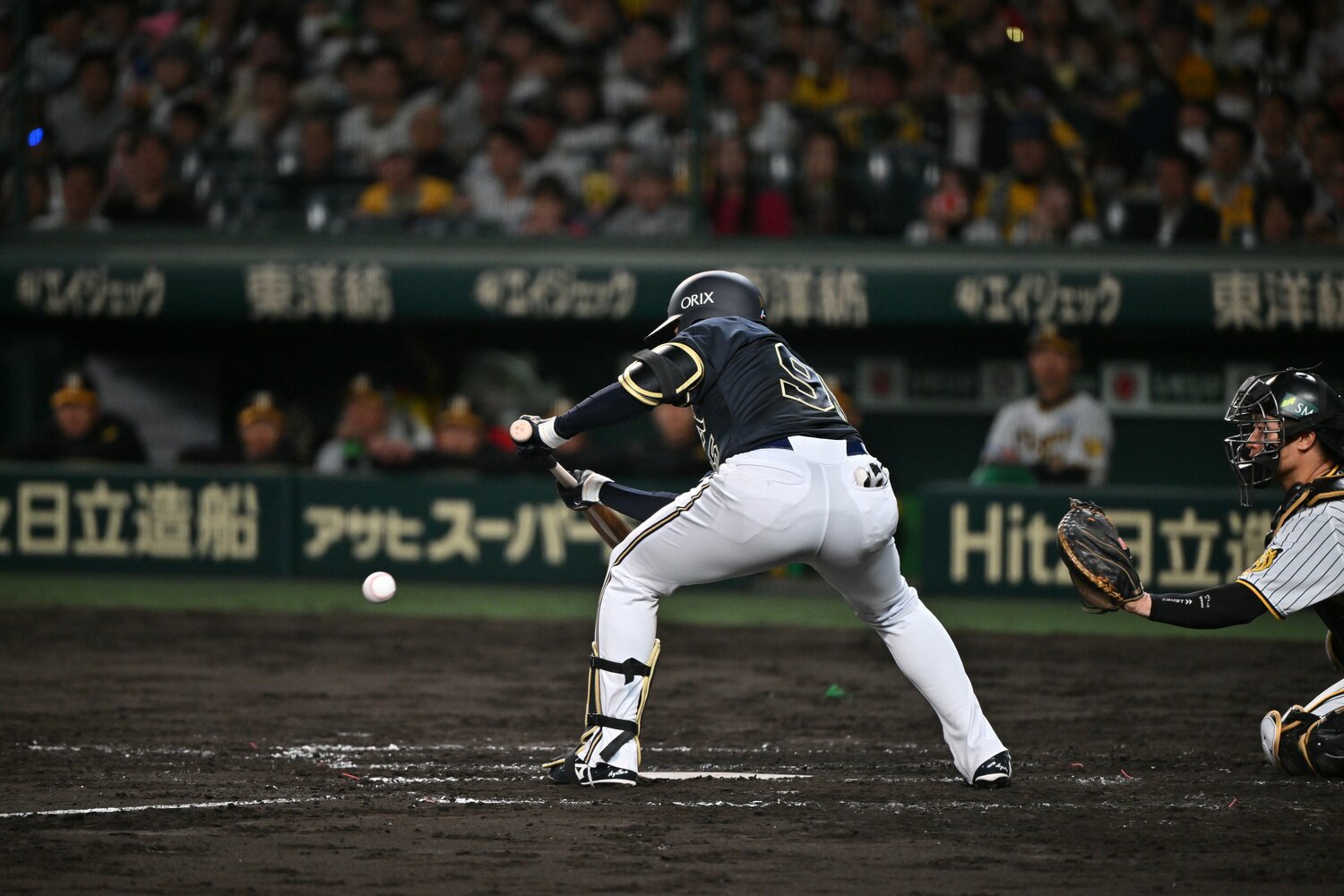 5回表、一死1塁の場面でにオリックスの投手・東が送りバント ©︎Hideki Sugiyama