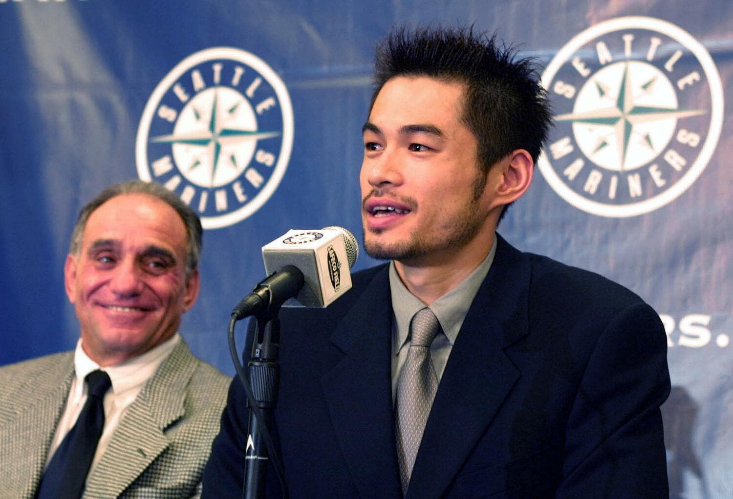 2000年11月30日、マリナーズ入団会見に臨んだイチロー　©JIJI PRESS