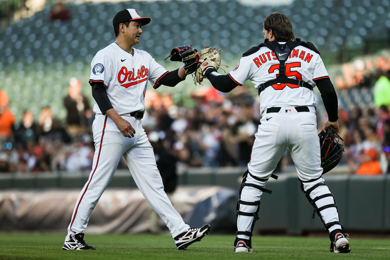好投後、“新バディ”の捕手ラッチマンとグラブタッチ　©Getty Images