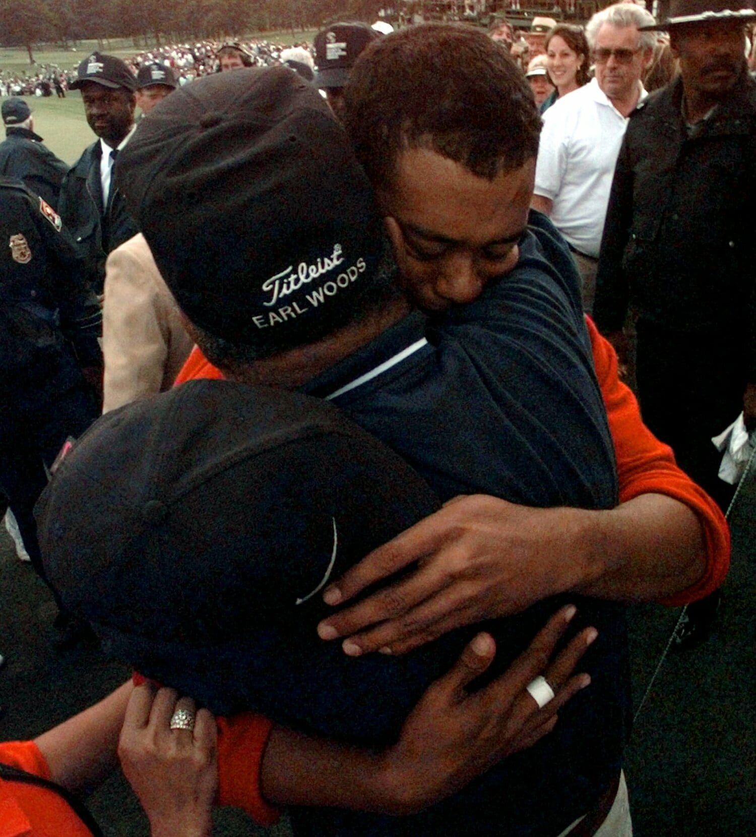 マスターズ史上最年少となる21歳3カ月で優勝したタイガー・ウッズ（1997年）。観衆をかき分け、父アールとハグした姿は名シーンの1つだ　©︎AP/AFLO