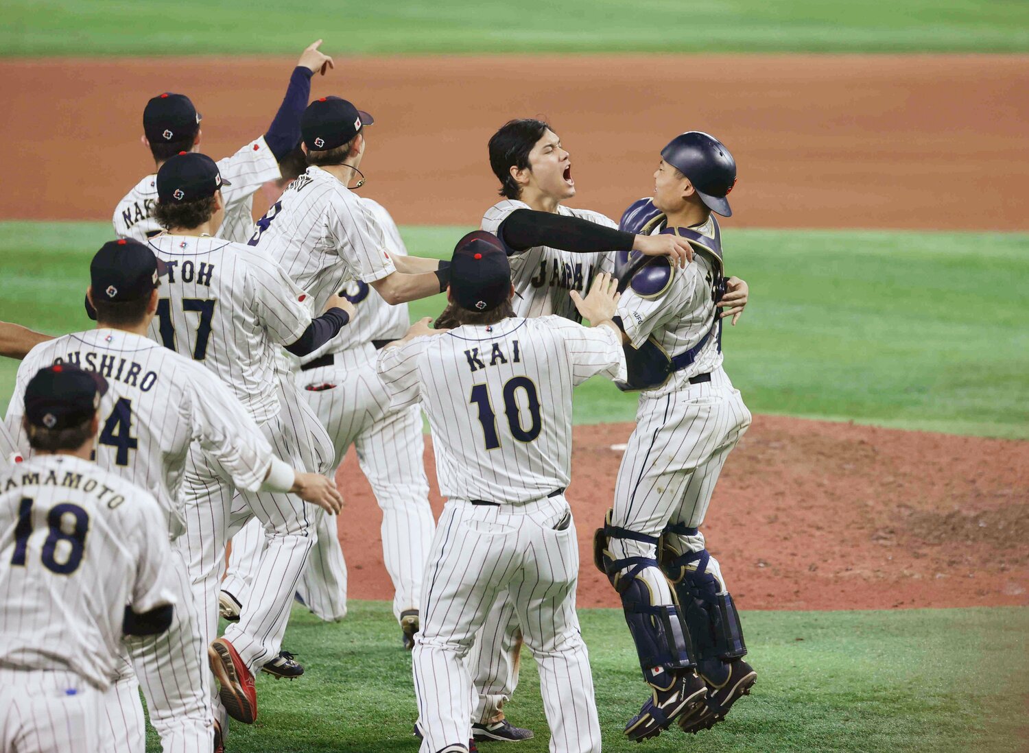 優勝を決めた瞬間、大谷翔平が最初に抱き合ったのは中村悠平だった　©JIJI PRESS