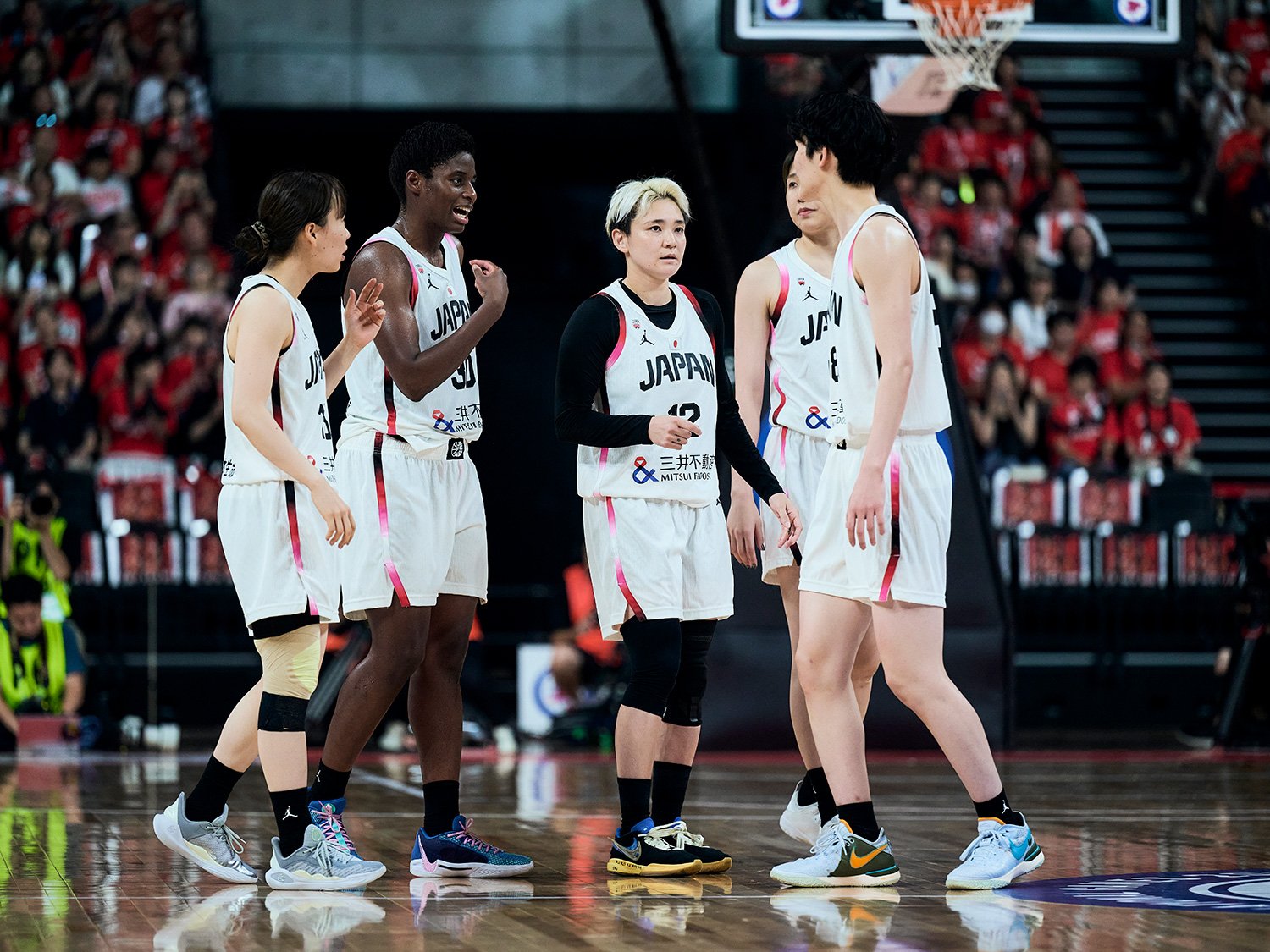 仲間を鼓舞する馬瓜エブリン（写真左から2人目）