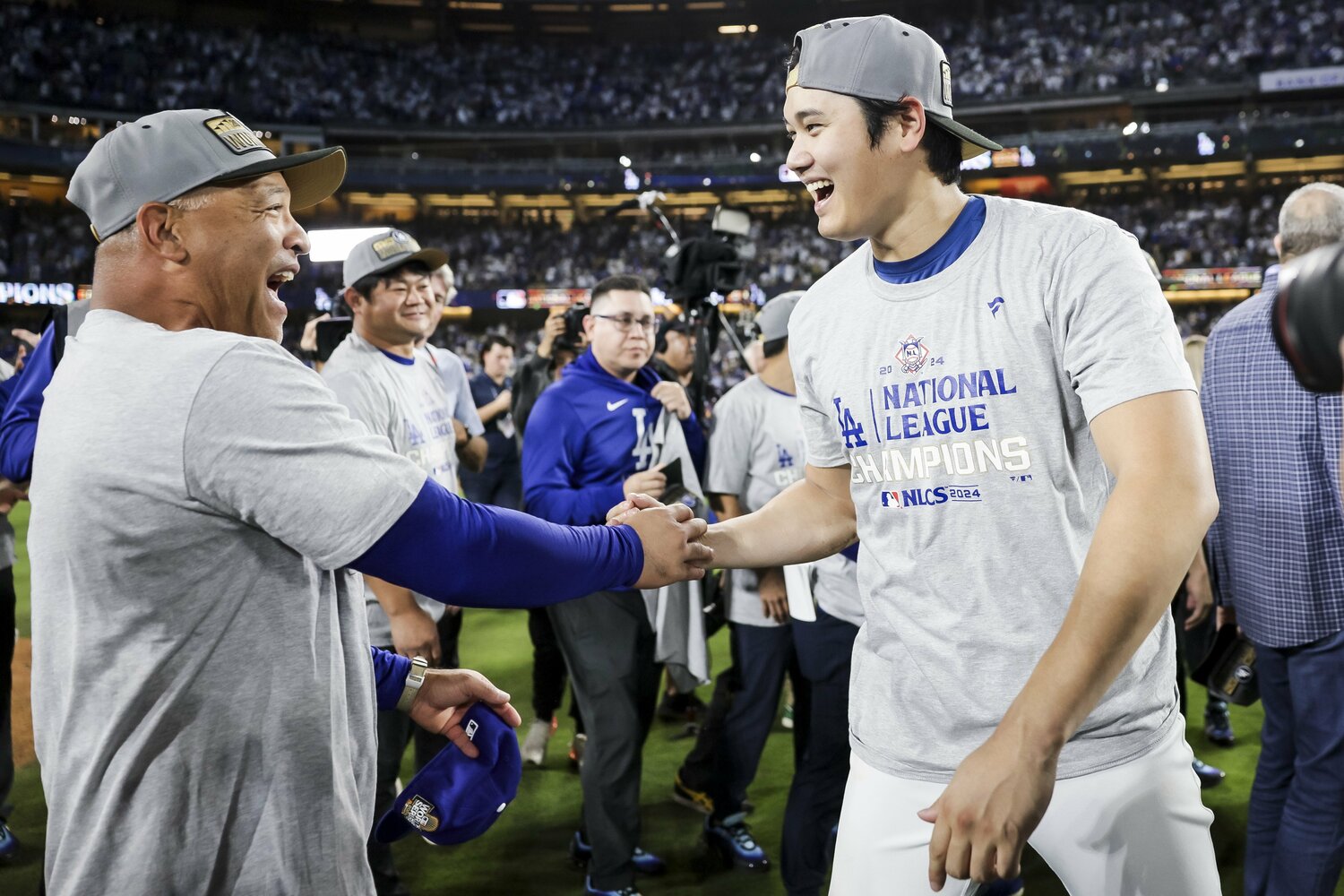 ロバーツ監督と喜びを分かち合う　©JIJI PRESS