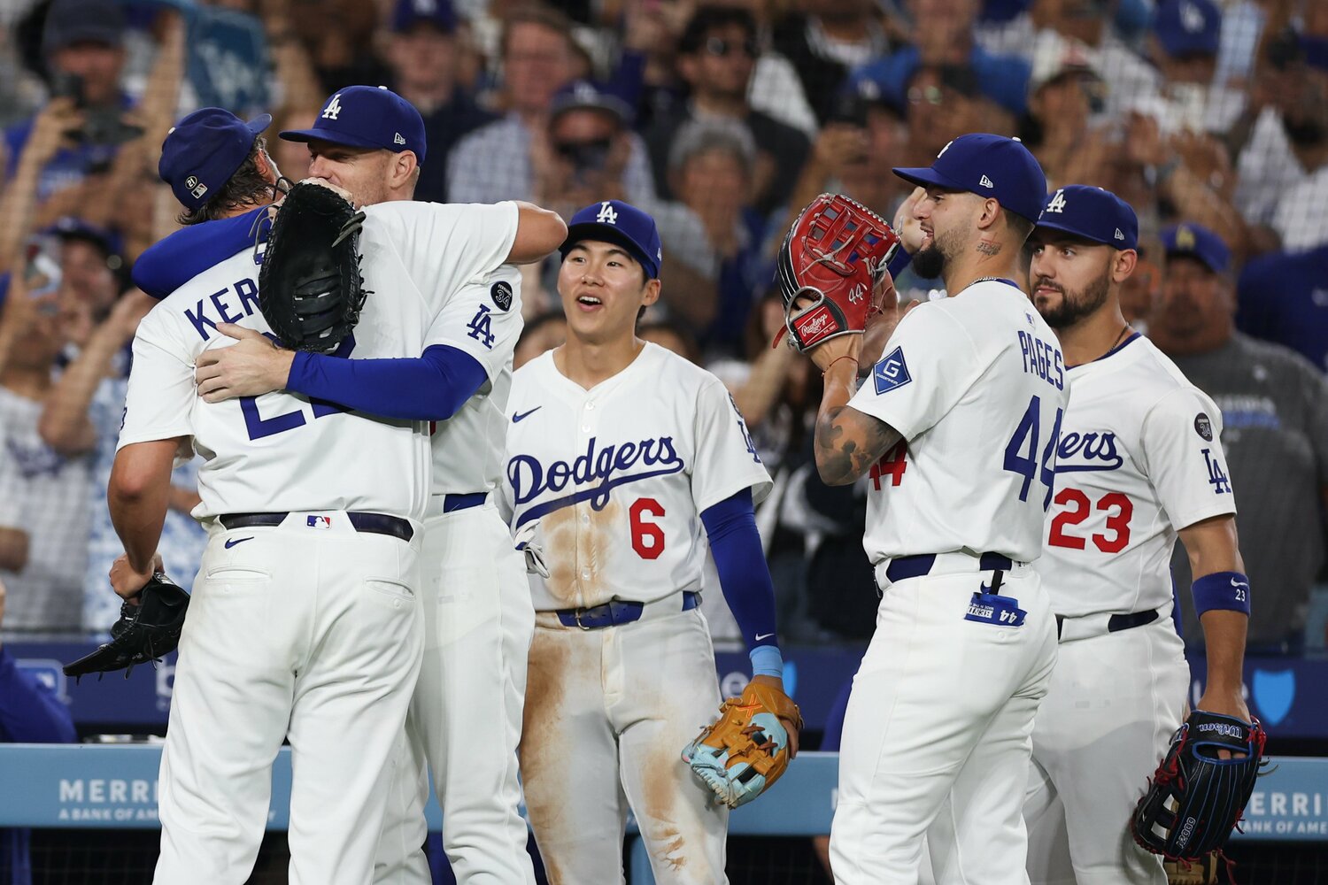 記録達成後、フリーマンとハグするカーショー　©Getty Images