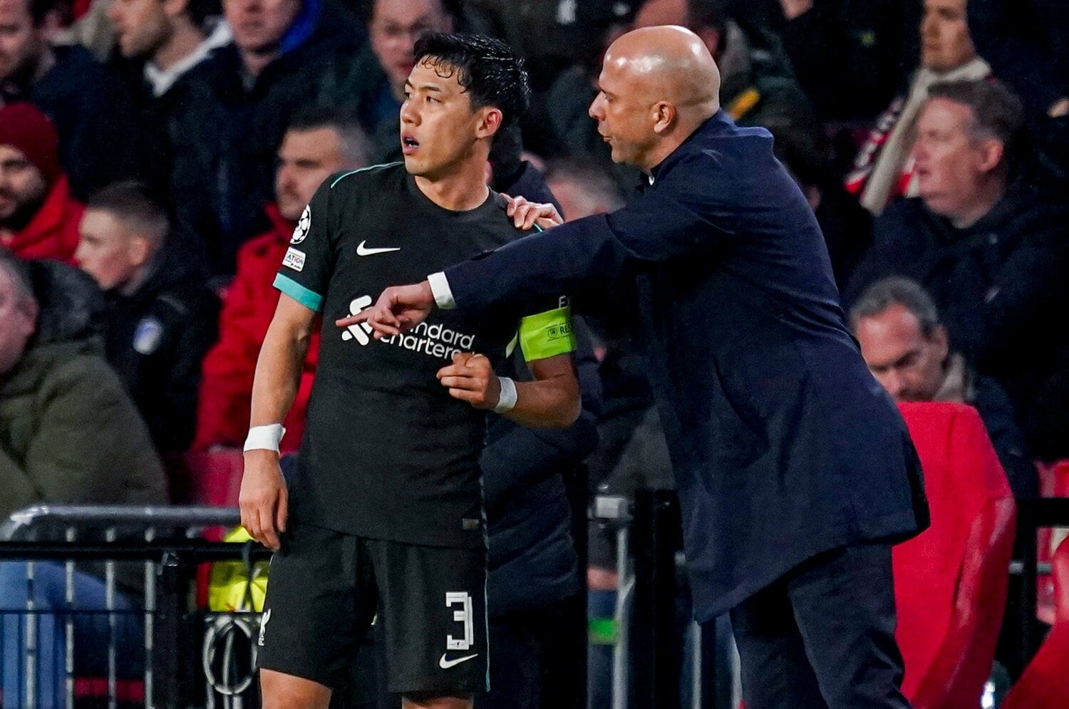 投入前、スロット監督の指示を受ける遠藤　©Getty Images