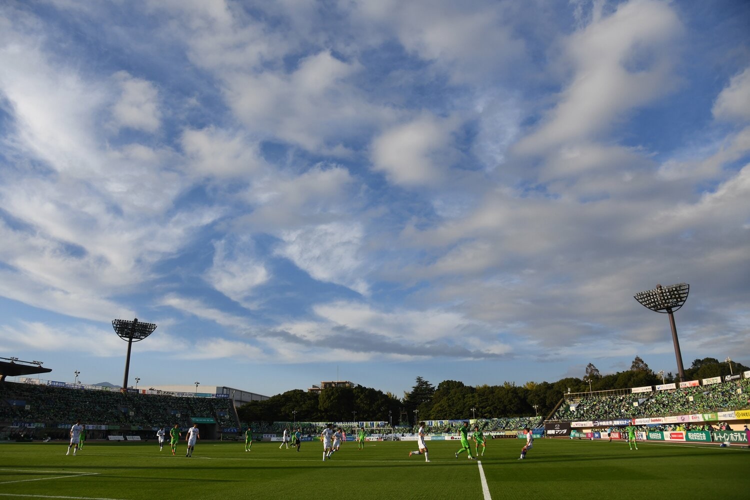 メインスタンドの一部にしか屋根がないレモンガススタジアム平塚　©Masashi Hara/Getty Images