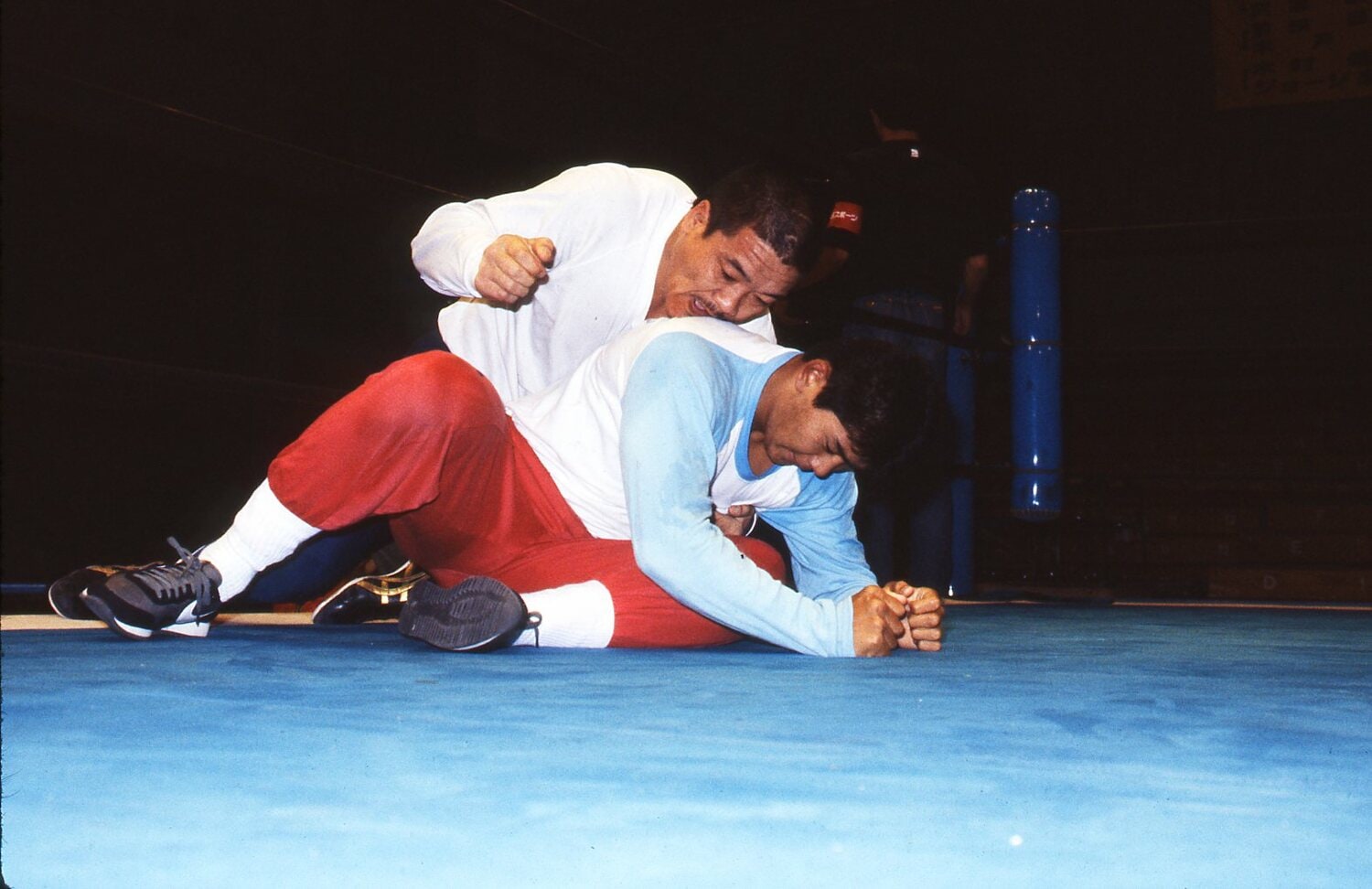 新日本プロレス時代、藤原喜明の指導を受ける船木誠勝　©AFLO