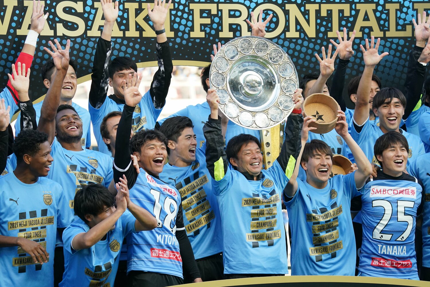 2021年11月、優勝シャーレを掲げる鬼木達監督と川崎フロンターレの選手たち　©Getty Images
