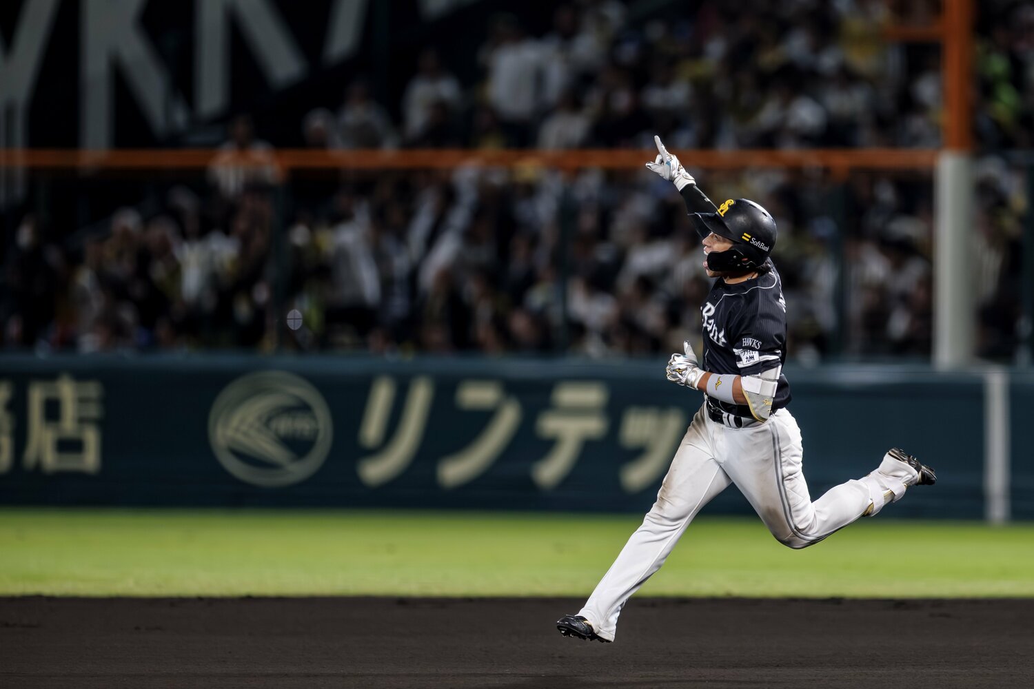 延長11回、勝負を決めるホームランを放ったソフトバンクの野村勇 ©Kiichi Matsumoto