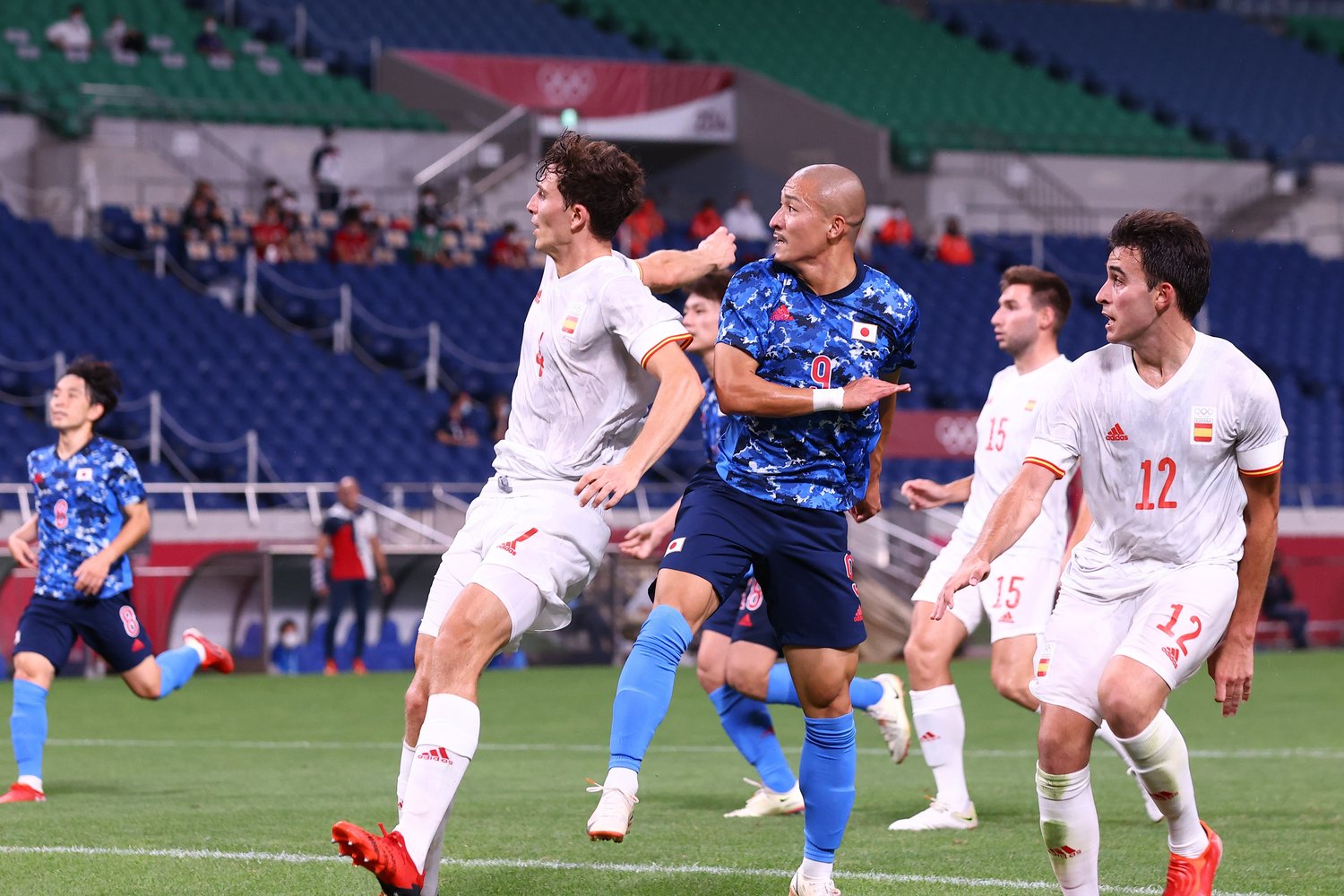 前田が放ったヘディングシュート©Ryosuke Menju/JMPA