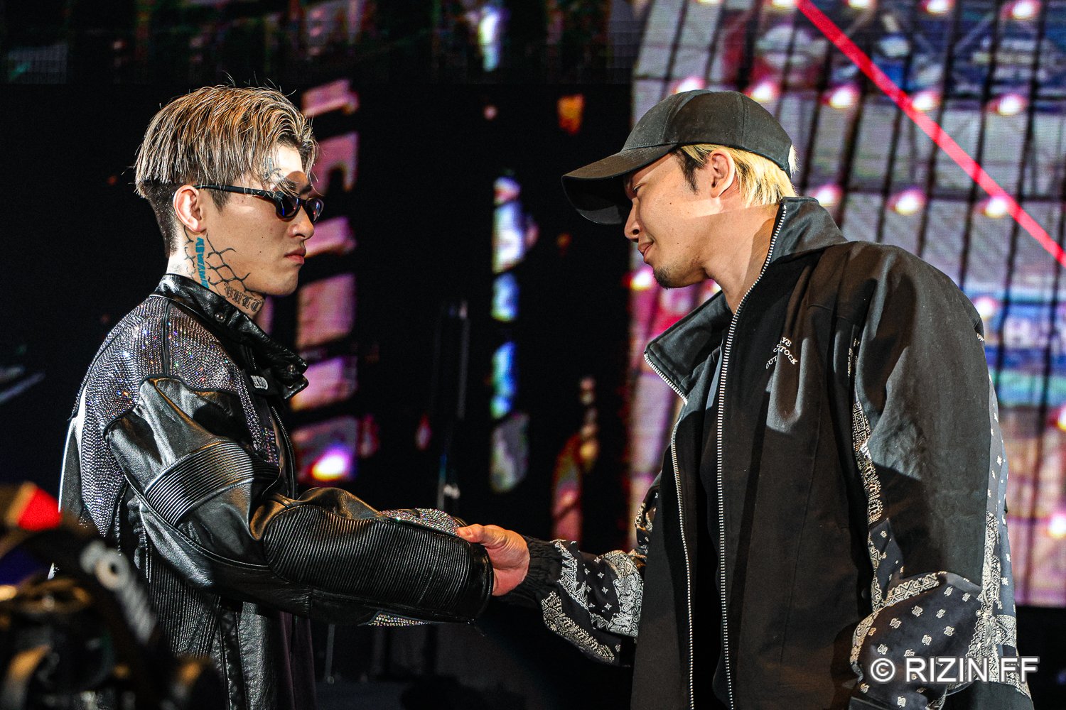 握手を交わす平本と朝倉　©RIZIN FF