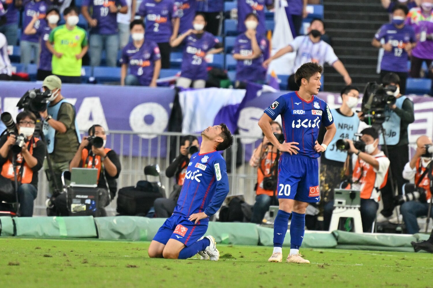 天皇杯決勝の延長後半、ハンドでPKを与えた山本英臣は膝をついて天を仰ぐ　©2022VFK