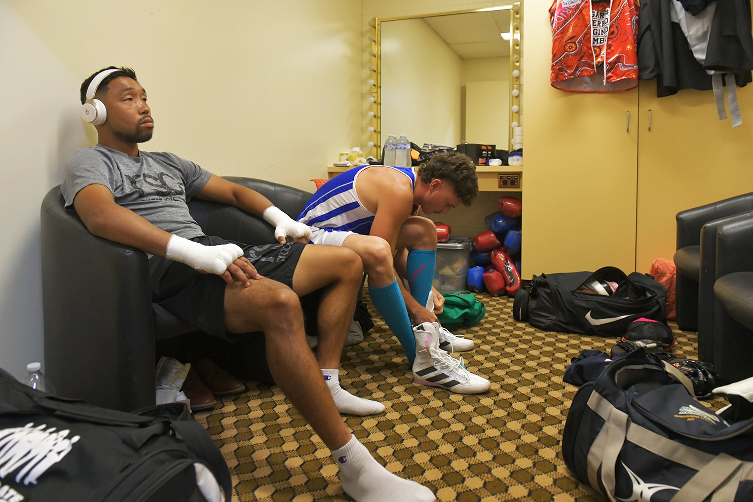 試合前の控室ではいつも音楽を聞いて集中する　©Kokou Sekine