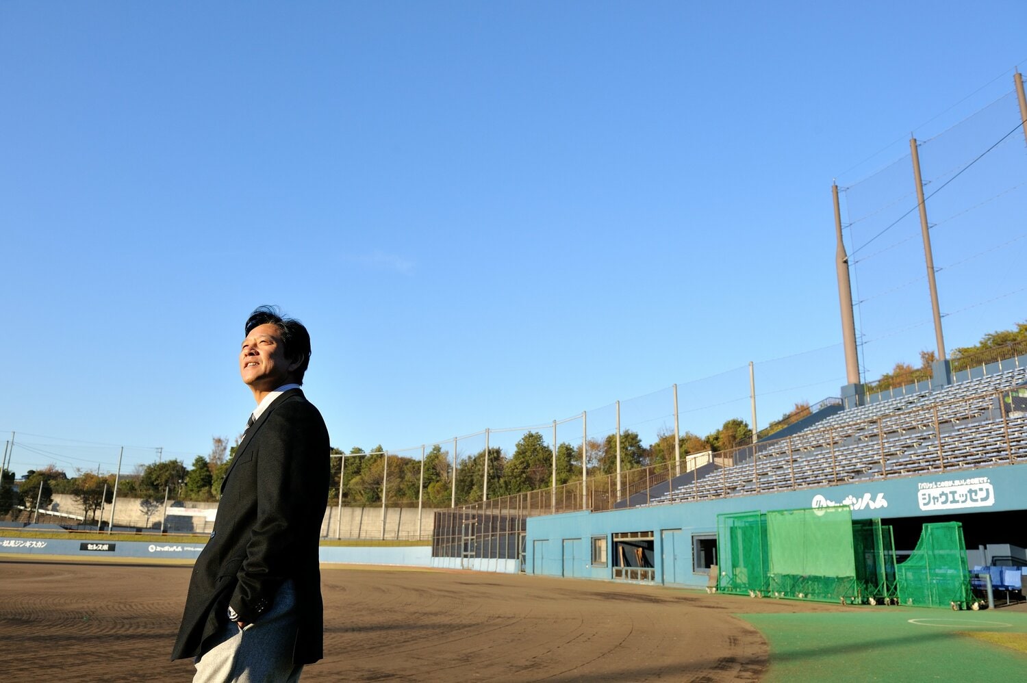 鎌ヶ谷球場で空を見上げる栗山監督　©Takashi Shimizu