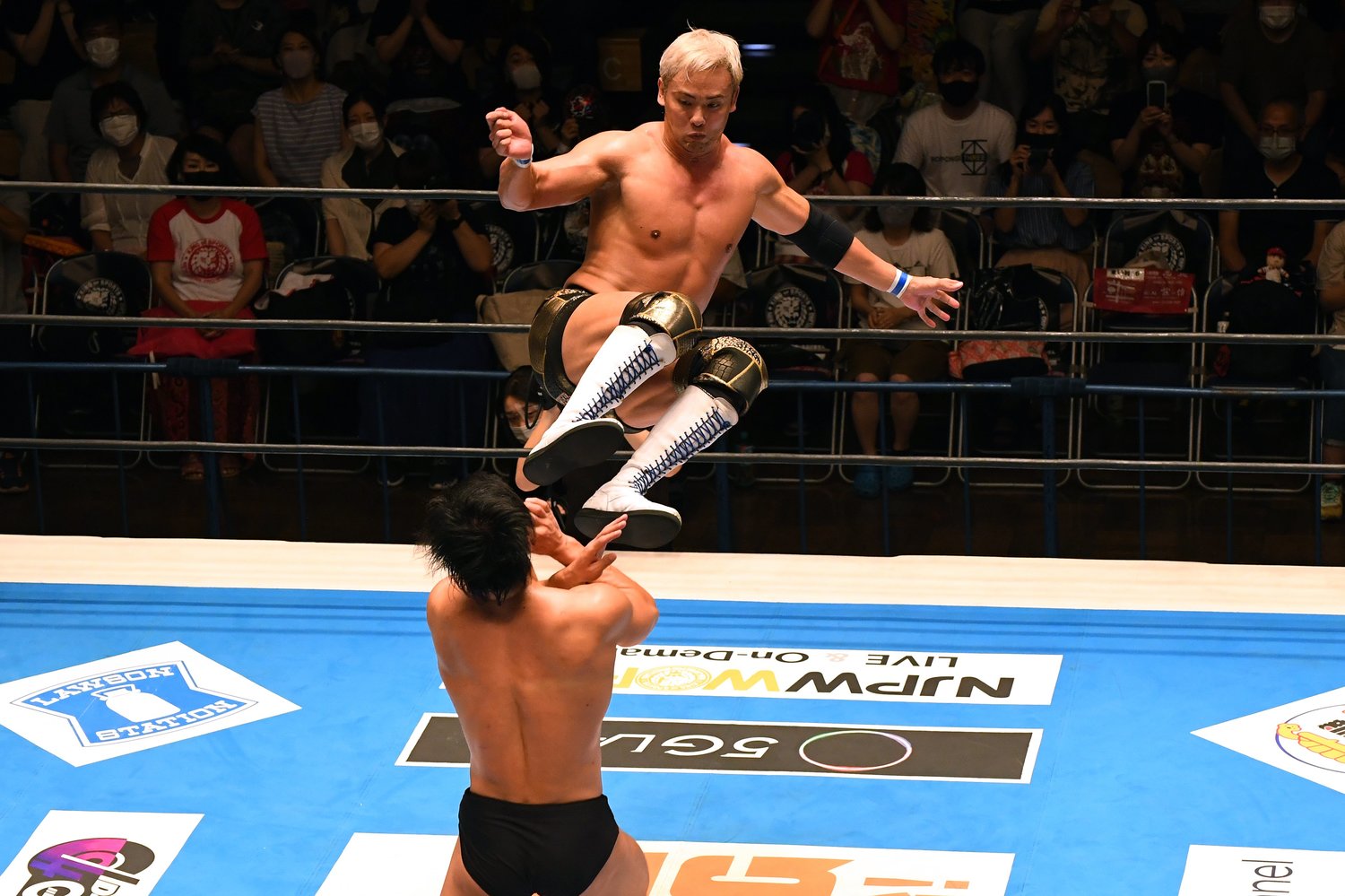 試合後にドロップキックを放ったオカダ