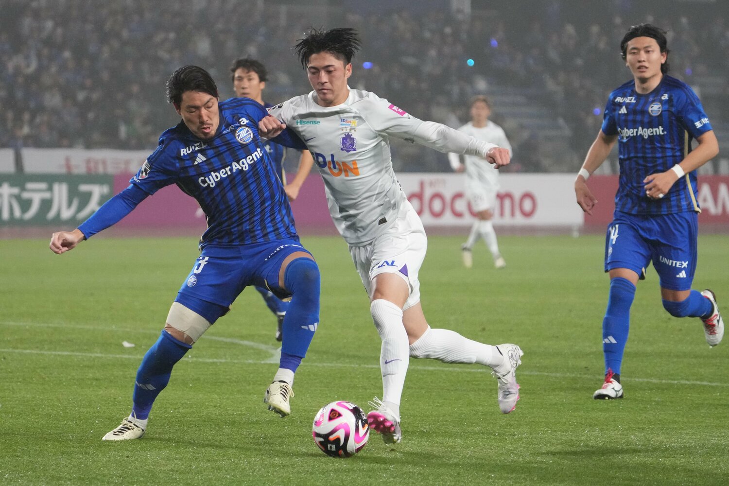 4月3日のJ1第6節、川村拓夢（現ザルツブルク）と昌子源のマッチアップ　©Masashi Hara