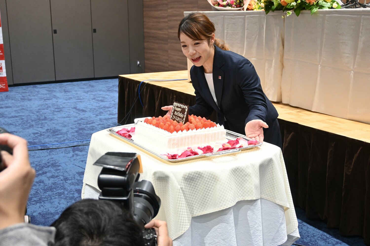 バースデーケーキを前に笑顔を見せる三宅 ©Yumiko Yanai