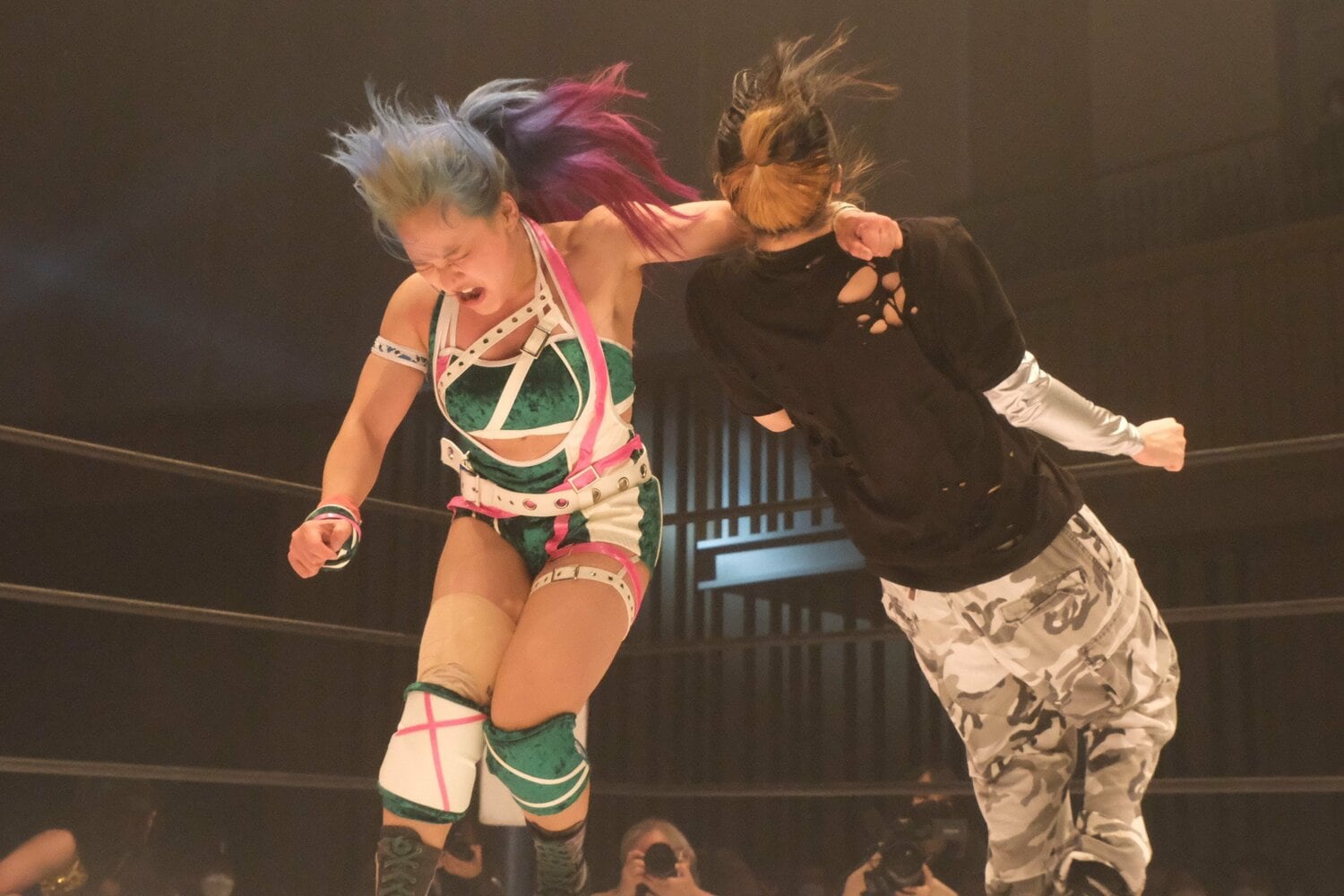 復帰初戦からアグレッシブな闘いを見せ、3カウントを奪った飯田　©Norihiro Hashimoto