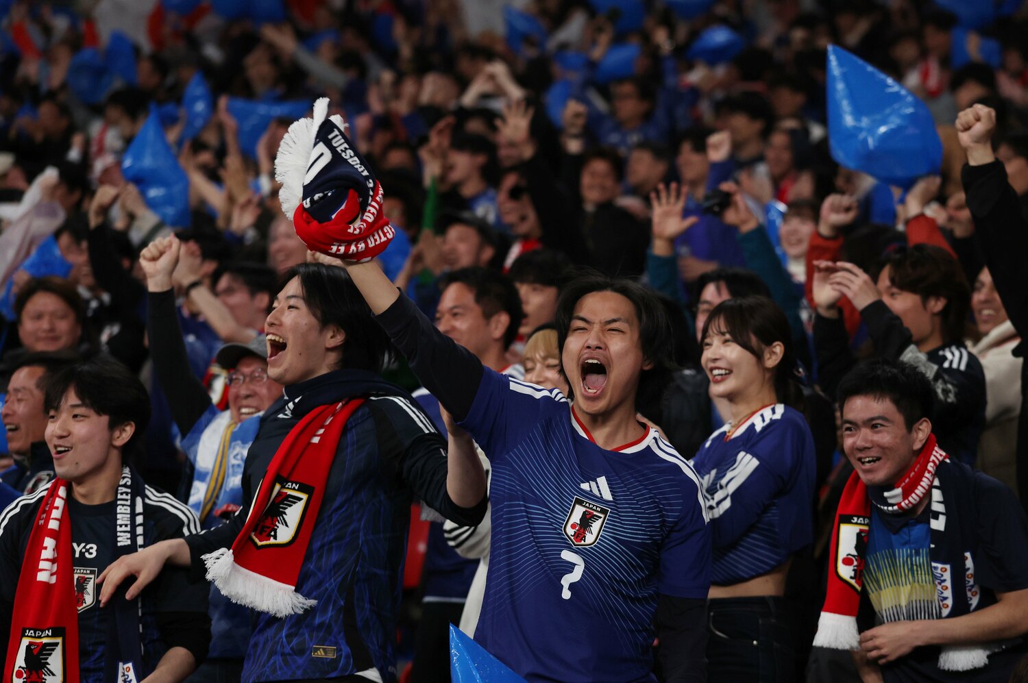 ウェンブリーに大挙した日本代表サポーター（写真は右に続きます）　©Getty Images