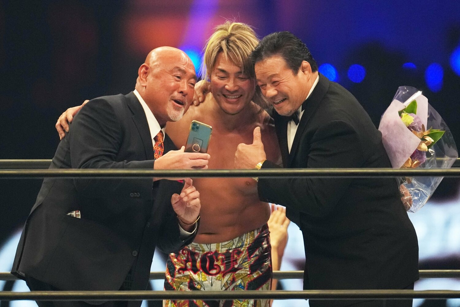 武藤敬司のセルフィーに笑顔の棚橋弘至と藤波辰爾　©Essei Hara