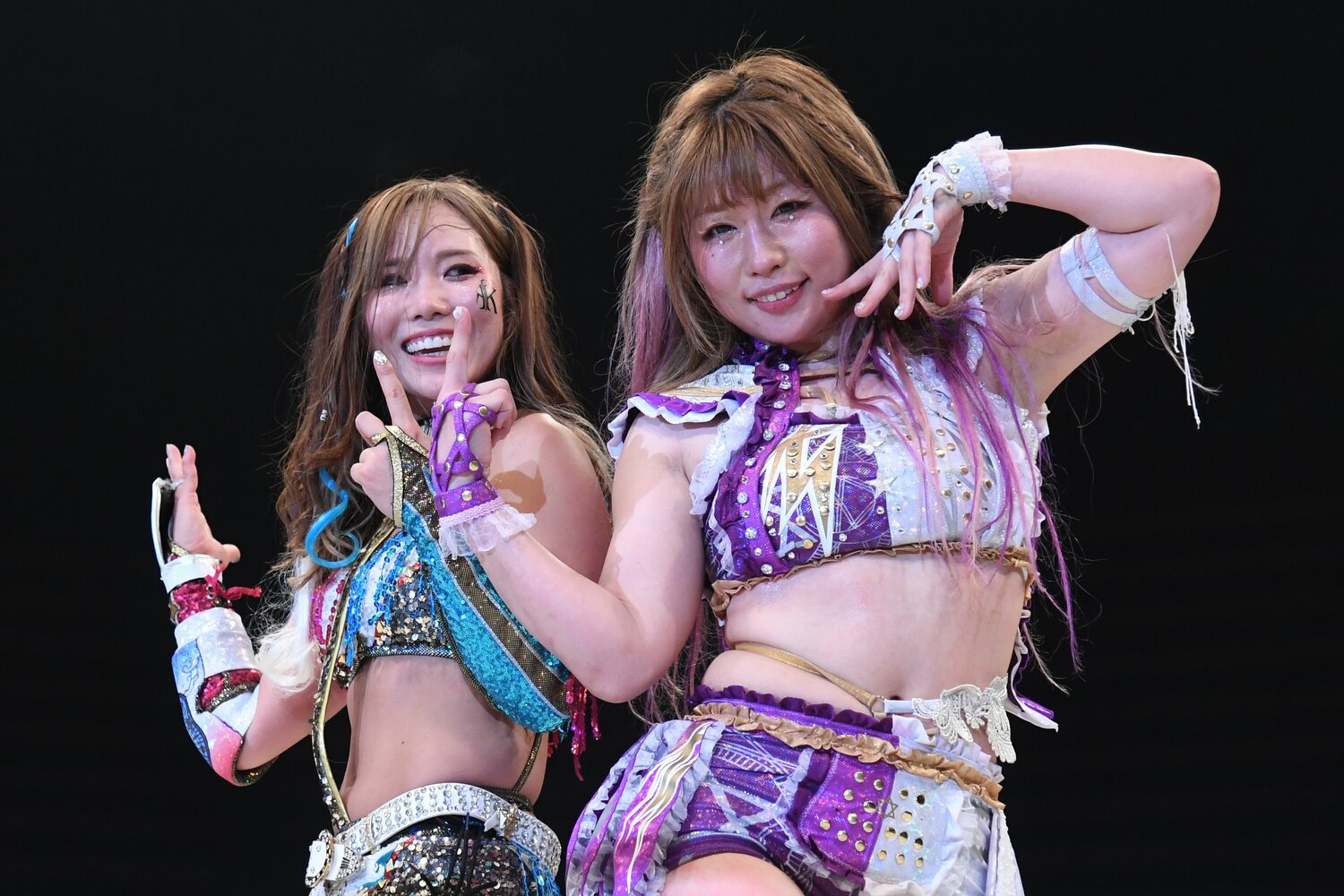 試合後のKAIRIと中野たむ。どちらも辛酸を嘗めながら成長し、唯一無二のポジションを確立した