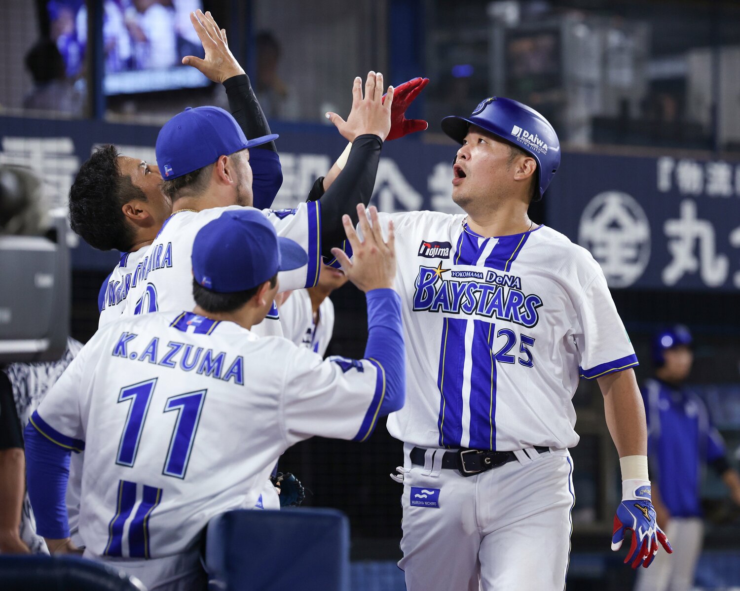 ホームランを放ってチームメイトに迎え入れられる筒香嘉智。昨年8月は11試合で8本塁打と爆発した　©️JIJI PRESS