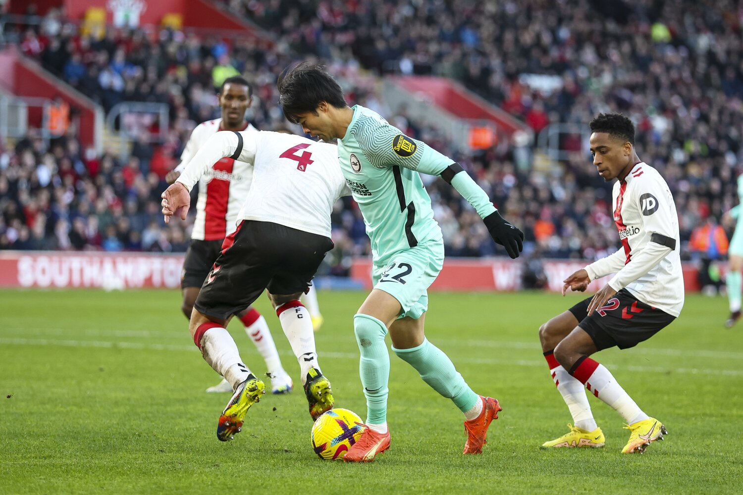 サウサンプトン戦の開始3分。相手ペナルティ・エリア内でブラジル人DFリャンコを完全に置き去りにしてシュートしたシーン　©Getty Images