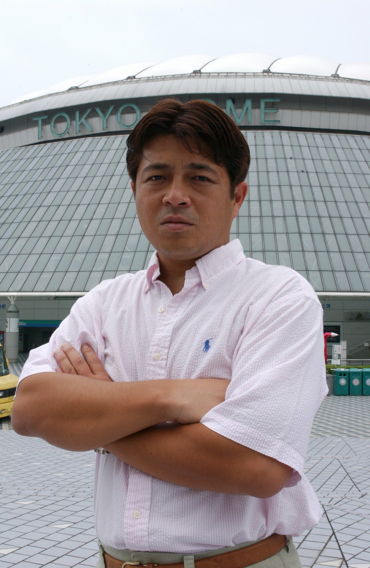 解説者を務めていた頃の遠山さん、東京ドーム前で（2004年）©︎Mami Yamada