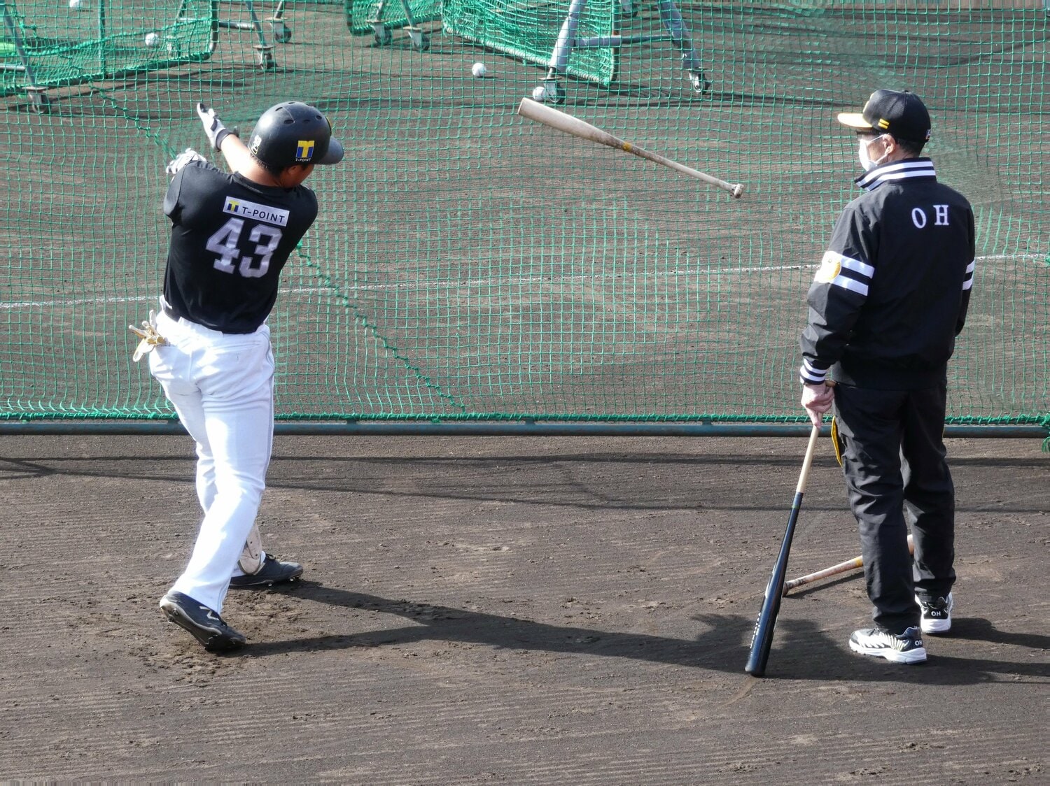 井上を指導する王会長（昨秋キャンプ） ©Kotaro Tajiri