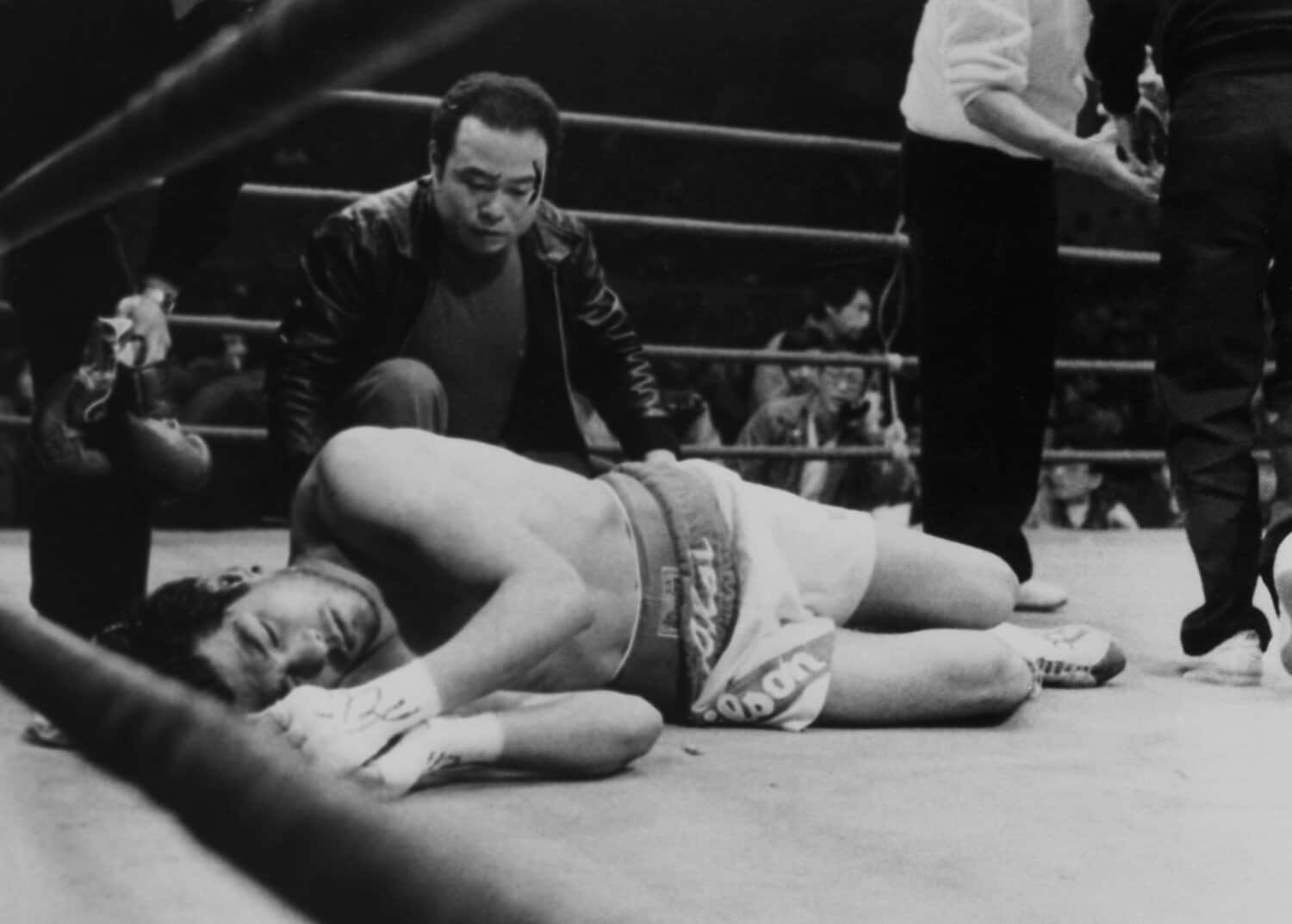 ぐったりと倒れる赤井の姿が象徴するように、大和田の完勝だった（1985年2月5日）　©︎KYODO