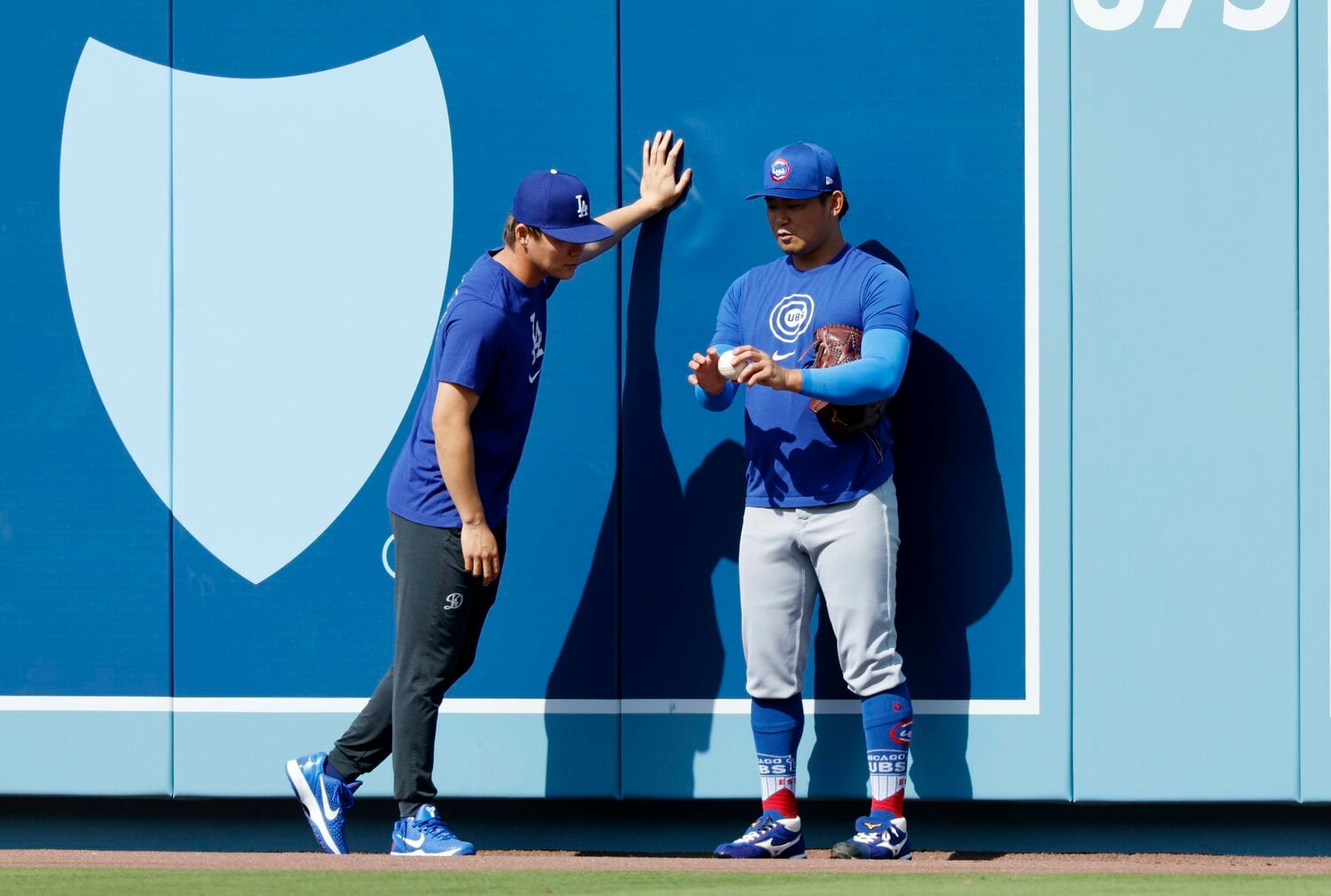 カブス戦前、今永と“球種談義”する山本　©Getty Images