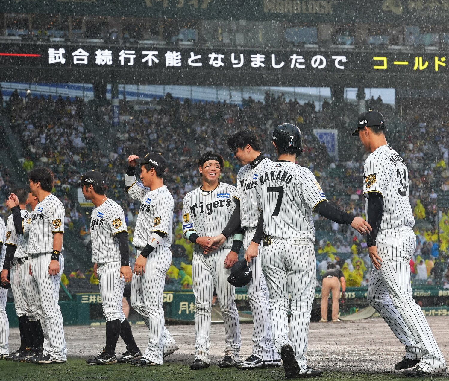 5月3日、今季初スタメンで才木浩人の完封勝利を導き、握手を交わした梅野 ©Sankei Shimbun