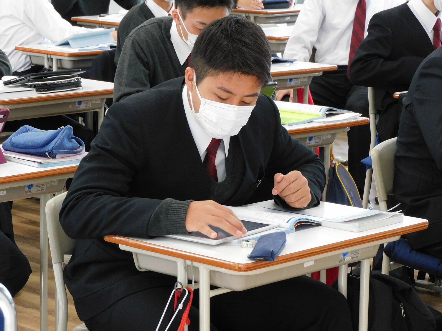 タブレットを使って授業を受けるラグビー部員 ©Jun Aida